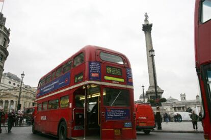 Un <i>routemaster</i>, en la céntrica Plaza de Trafalgar.