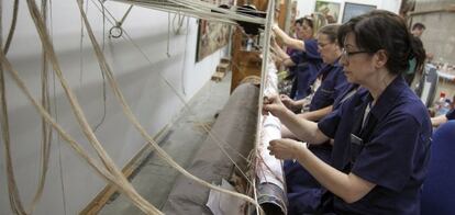 Trabajadores en el interior de la Fábrica de Tapices de Madrid.