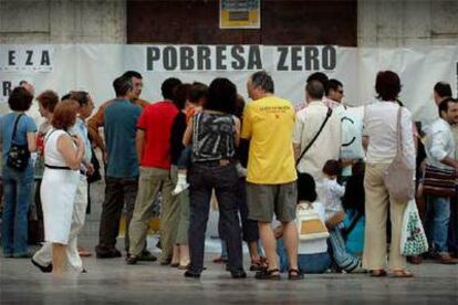 Decenas de ciudadanos se acercaron ayer a la concentración que las ONG organizaron en Valencia bajo el lema "pobreza cero".