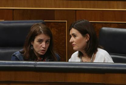 La portavoz del PSOE en el Congreso, Adriana Lastra, junto a la ministra de Sanidad, Carmen Montón.