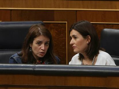 La portavoz del PSOE en el Congreso, Adriana Lastra, junto a la ministra de Sanidad, Carmen Montón.