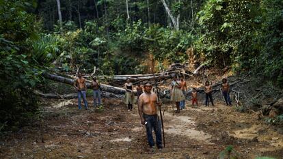 Un grupo de indígenas Mura en un área deforestada en la selva amazónica cerca de Humaita, en Brasil.