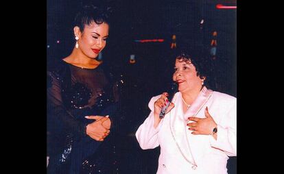 Selena junto a Yolanda Saldívar, su asesina. Yolanda era la presidenta de su club de fans de Selena y gerente de la compañía.