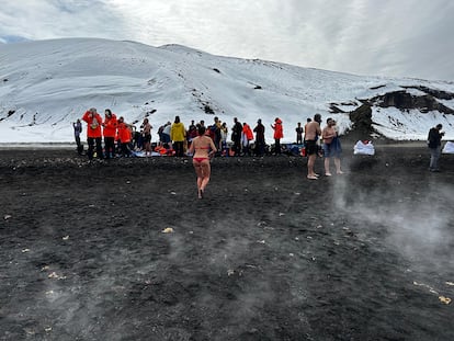 Un grupo de turistas en las aguas de Whalers Bay, en Deception Island, el 29 de enero.