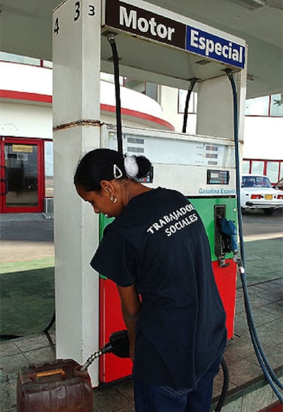 Una <i>trabajadora social</i> despacha gasolina en La Habana.