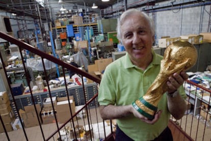 Giorgio Losa no es futbolero, pero sabe lo que tiene entre manos. Los moldes originales se guardan en caja fuerte en su fábrica de Milán.