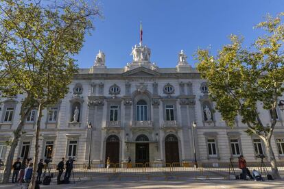 Fachada del Tribunal Supremo protegida por vallas metálicas en octubre pasado, días antes de la sentencia del procés.