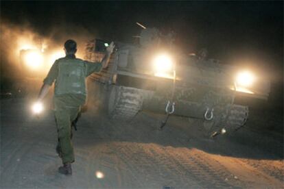 Una columna de blindados israelíes avanza de madrugada hacia el interior de la franja de Gaza desde el kibutz Kerem Shalom.
