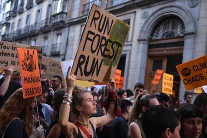 Una joven sostiene una pancarta durante una manifestación por el clima, en la Plaza Mayor, en Madrid, en septiembre de 2022.