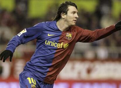 Messi celebra uno de sus goles al Sevilla.