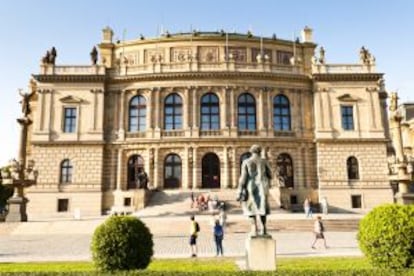 Fachada principal del Rudolfinum, en el centro histórico de Praga.