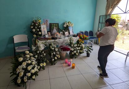 A person at an altar to America Yamilet Sánchez, in Xalapa (Mexico).