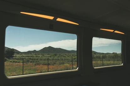 Viaje en Euromed entre Barcelona y Valencia. En la imagen, el Parque Natural y Reserva Marina de la Sierra de Irta, que separa las dos comunidades.