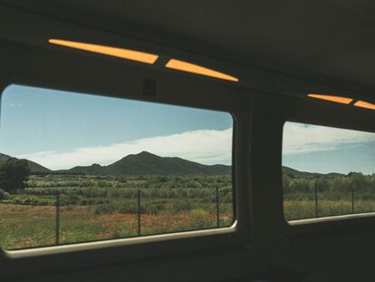 El parque natural de la Serra d'Irta desde un tren de Euromed.