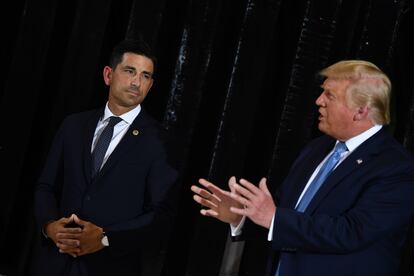 O secretario interino de Segurrança Nacional Chad Wolf e o presidente Donald Trump, em Yuma, Arizona.