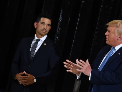 El secretario interino de Seguridad Nacional, Chad Wolf y el presidente de EE UU, Donald Trump, en Yuma, Arizona.