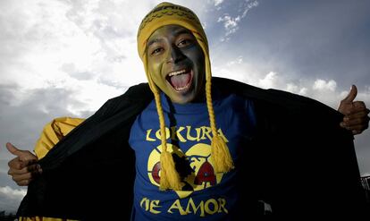 Un aficionado del América, en la periferia del estadio Azteca.