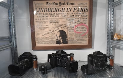 Câmeras antigas do fotógrafo norte-americano Peter Lindbergh, no Hypo Art Hall de Munique (Alemanha) em frente à primeira página do jornal 'The New York Times' que relata o famoso voo de Charles Lindbergh, em 11 de abril de 2017.