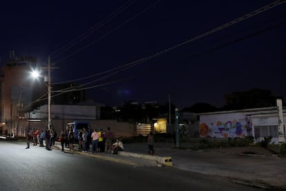 Las personas esperan el transporte públlico en Maracaibo. El deterioro de los servicios públicos es visible en una ciudad que durante décadas estuvo a la vanguardia en términos de servicios.