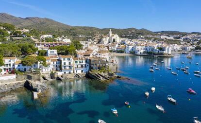 Panorámica del pueblo de Cadaqués (Girona), en la Costa Brava.