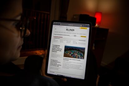 Una usuaria consulta la página web de EL PAÍS en una tableta.