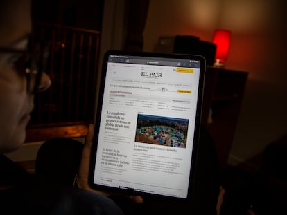Una usuaria consulta la página web de EL PAÍS en una tableta.