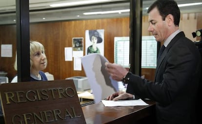 Tomás Gómez en el registro central.