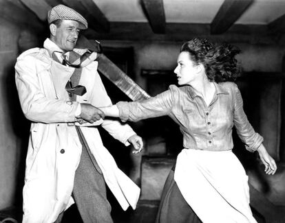 John Wayne y Maureen O'Hara en la mítica escena del filme 'El hombre tranquilo', de John Ford, quien también la dirigió en películas como '¡Qué verde era mi valle!' y 'Río Grande'.