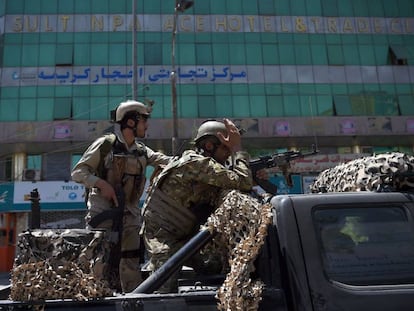 Dos miembros de las fuerzas de seguridad afgana en los alrededores de la Embajada de Irak en Kabul, durante el ataque este lunes. 