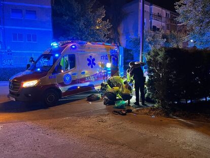 Médicos del Samur atienden a un herido, este sábado en la calle Tembleque de Madrid.