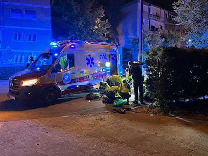 Médicos del Samur atienden a un herido, este sábado en la calle Tembleque de Madrid.