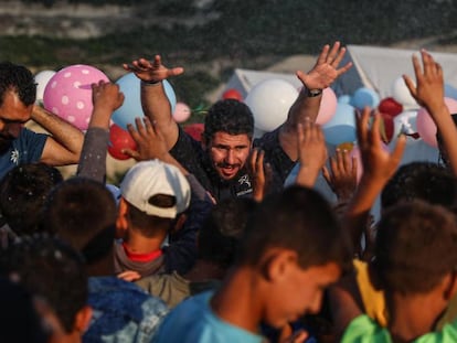 Un grupo de refugiados en el campo de Khirbet Al-joz (Latakia, Siria), el pasado 31 de mayo.