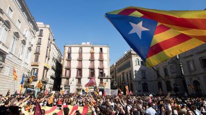 CIENTOS DE ESTUDIANTES CONCENTRAN ANTE EL PALAU DE LA GENERALITAT