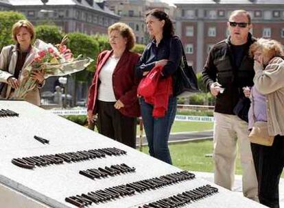 Familiares de los fallecidos en el Yak-42, ante el monumento a los muertos en misiones humanitarias.