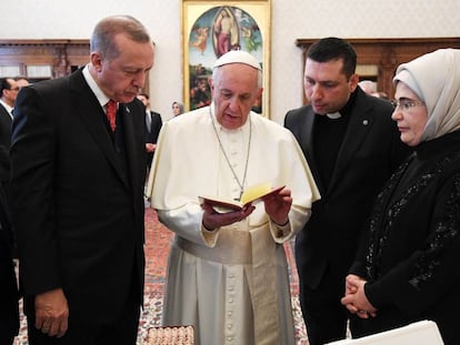 El papa Francisco, junto al presidente turco, Recep Tayyip Erdogan, y su esposa, Emine Erdogan, en el Vaticano el pasado 5 de febrero.