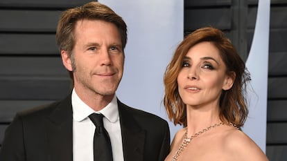 Manuel Filiberto de Saboya, príncipe de Venecia, con Clotilde Courau en la fiesta de los Oscar de Vanity Fair de marzo de 2018, en Beverly Hills, California.