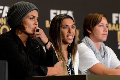 Las nominadas a la mejor jugadora del año en la rueda de prensa previa a la celebración de la gala: de izquierda a derecha, la portera alemana Nadine Angerer, la brasileña Marta y la estadounidense Abby Wambach.