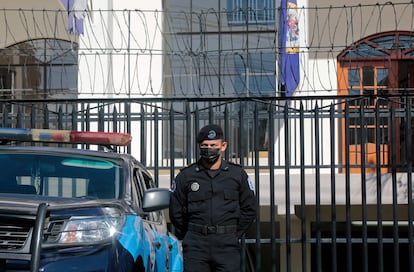 Un agente de la Policía Nacional de Nicaragua resguarda las oficinas de la OEA, en Managua, este lunes.