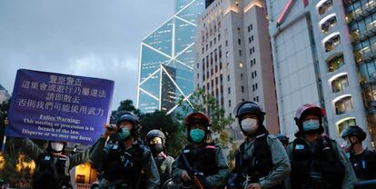 Antidisturbios delante de la sede de HSBC durante una protesta contra nuevas leyes chinas en Hong Kong, el 9 de junio.