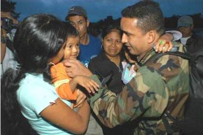 Los policías Eder Almanza (en la foto) y Carlos Alberto Legarda, que permanecían secuestrados desde noviembre de 2005, fueron puestos en libertad.