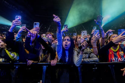 The first rows of a concert that exhausted the 15,000 tickets in a week. 