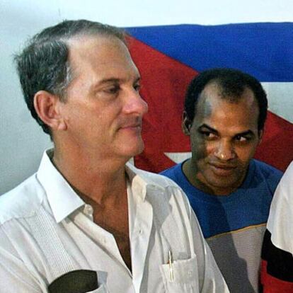 El disidente cubano Orlando Zapata (segundo de izquierda a derecha) en esta foto de 2003