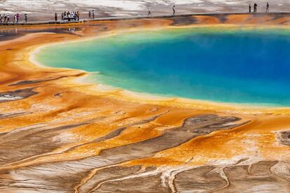 Laguna de aguas termales 'Grand Prismatic', en el parque nacional de Yellowstone (EE UU).