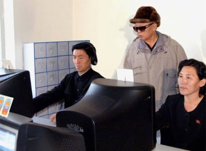 El dictador durante su visita a la biblioteca de Jagang.