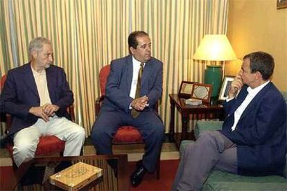 Adán Martín, presidente canario; José Luis Perestelo, presidente del Cabildo de La Palma, y Zapatero.