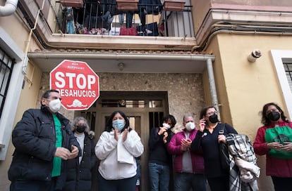 Lucila Infante (de blanco) de 39 años y peruana de origen, frente al portal de su casa, acompañada de activistas de la Plataforma antidesahucios de Valencia, que evitaron el pasado mes que se quedaran en la calle.