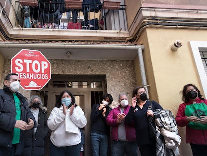Lucila Infante (de blanco) de 39 años y peruana de origen, frente al portal de su casa, acompañada de activistas de la Plataforma antidesahucios de Valencia, que evitaron el pasado mes que se quedaran en la calle.