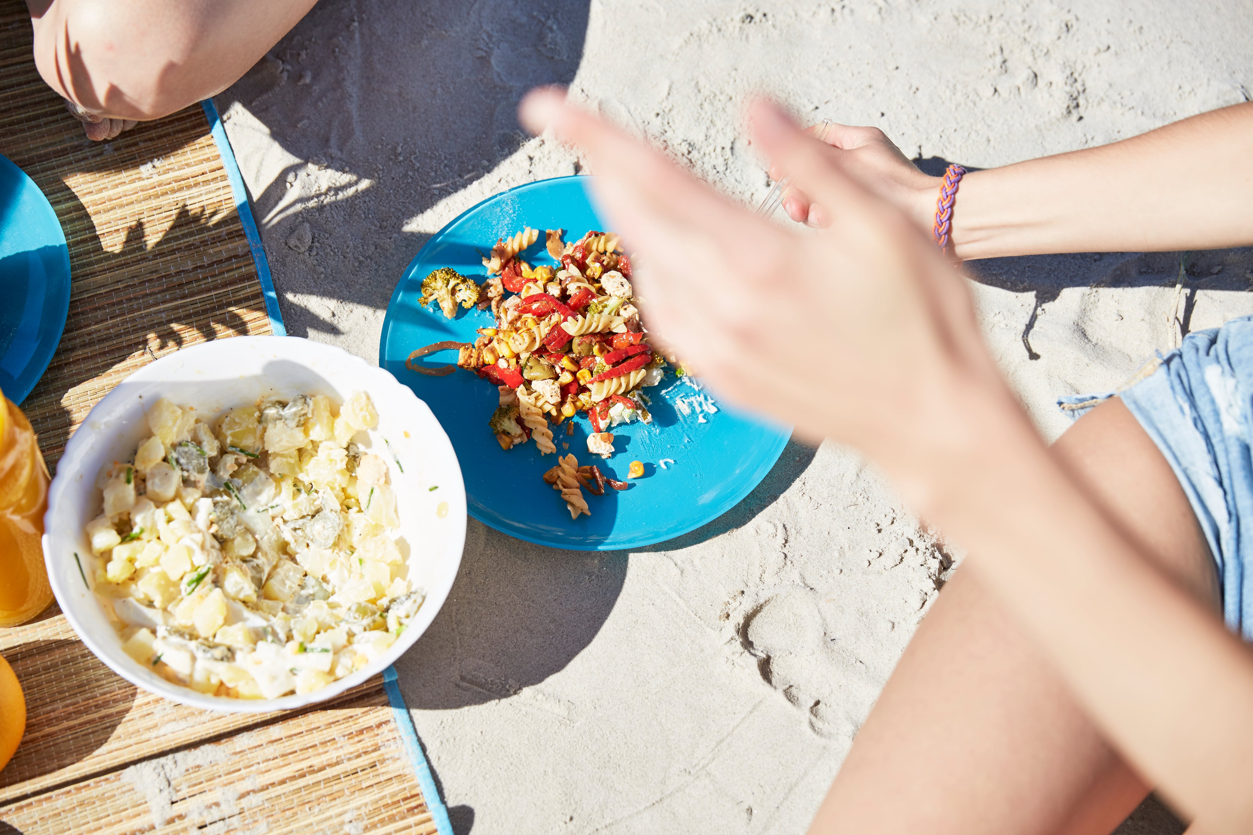 ¿Es segura la comida que llevamos a la playa? Evita intoxicaciones alimentarias con estas recomendaciones 