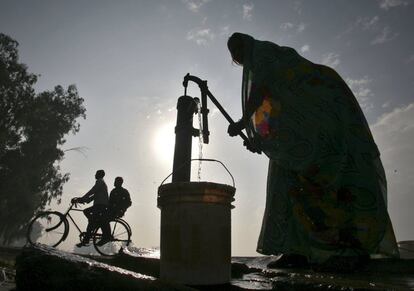 Una mujer utiliza una bomba para obtener agua potable a las afueras de Amritsar (India).