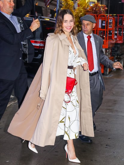 Cuando el mal tiempo y la lluvia la sorprendió durante la promoción, Emilia reaccionó con un look perfecto: un vestido de Victoria Beckham bajo un trech de Gabriela Hearst.